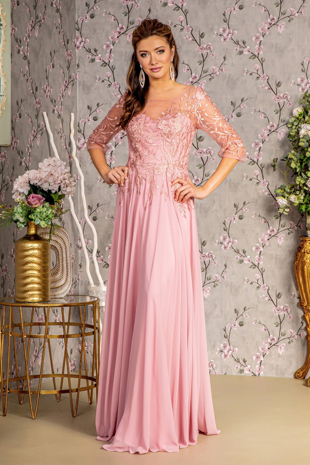Vestido largo de gasa con bordado de cuentas, escote transparente y espalda en V